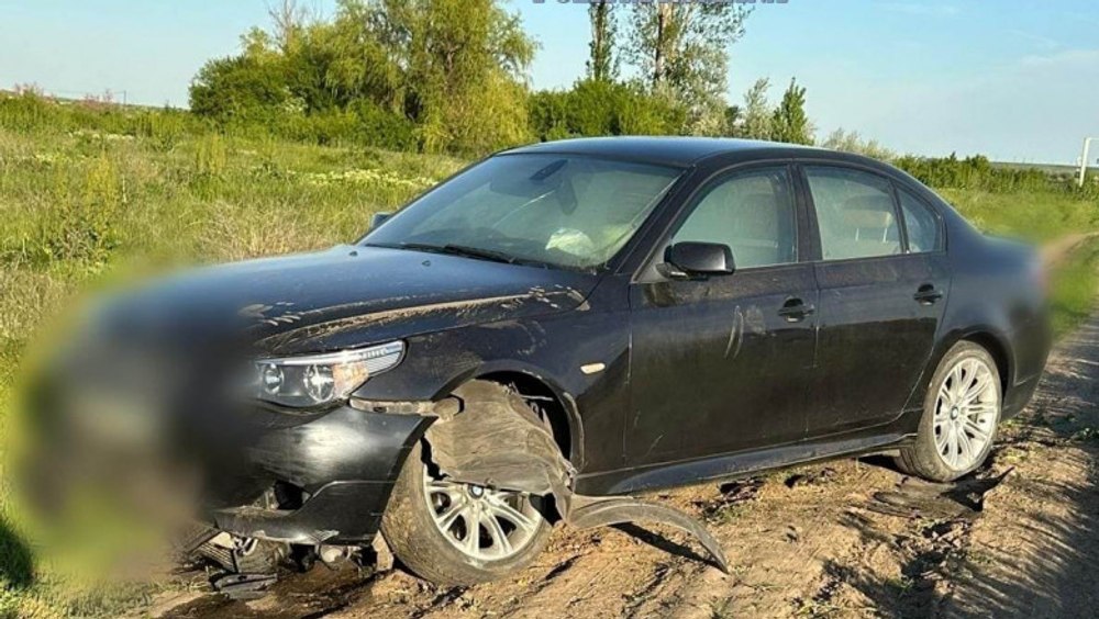 Un șofer care circula cu peste 200 km/h nu a oprit la semnalul poliţiştilor şi a pierdut controlul volanului