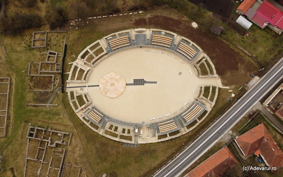 Ironii pe seama amfiteatrului din Sarmizegetusa romană, după restaurare: „Arată mai mult a stadion comunal”    
