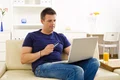 shutterstock 23084461 barbat calculator computer laptop plata plati online internet comanda comenzi jpeg