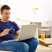 shutterstock 23084461 barbat calculator computer laptop plata plati online internet comanda comenzi jpeg