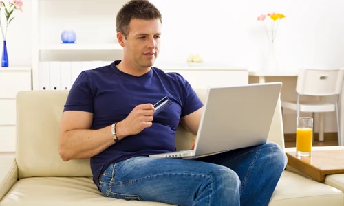 shutterstock 23084461 barbat calculator computer laptop plata plati online internet comanda comenzi jpeg