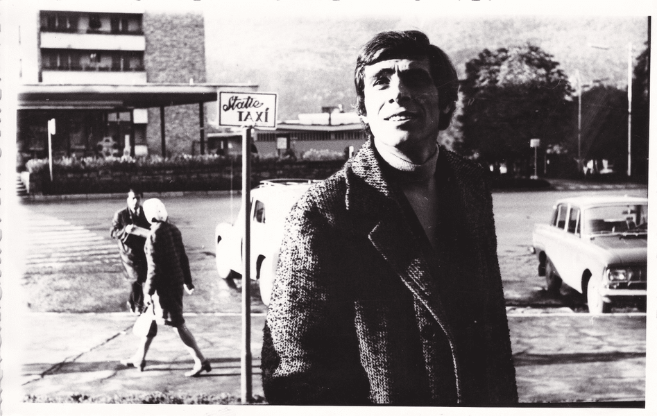 Mitică Popescu şi povestea barului „Şase saşi în şase saci“, primul înfiinţat într-un teatru românesc FOTO