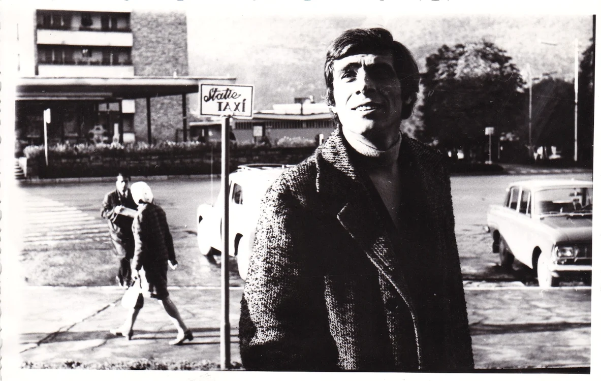 Mitică Popescu, în fața teatrului din Piatra Neamț FOTO TT Piatra Neamț