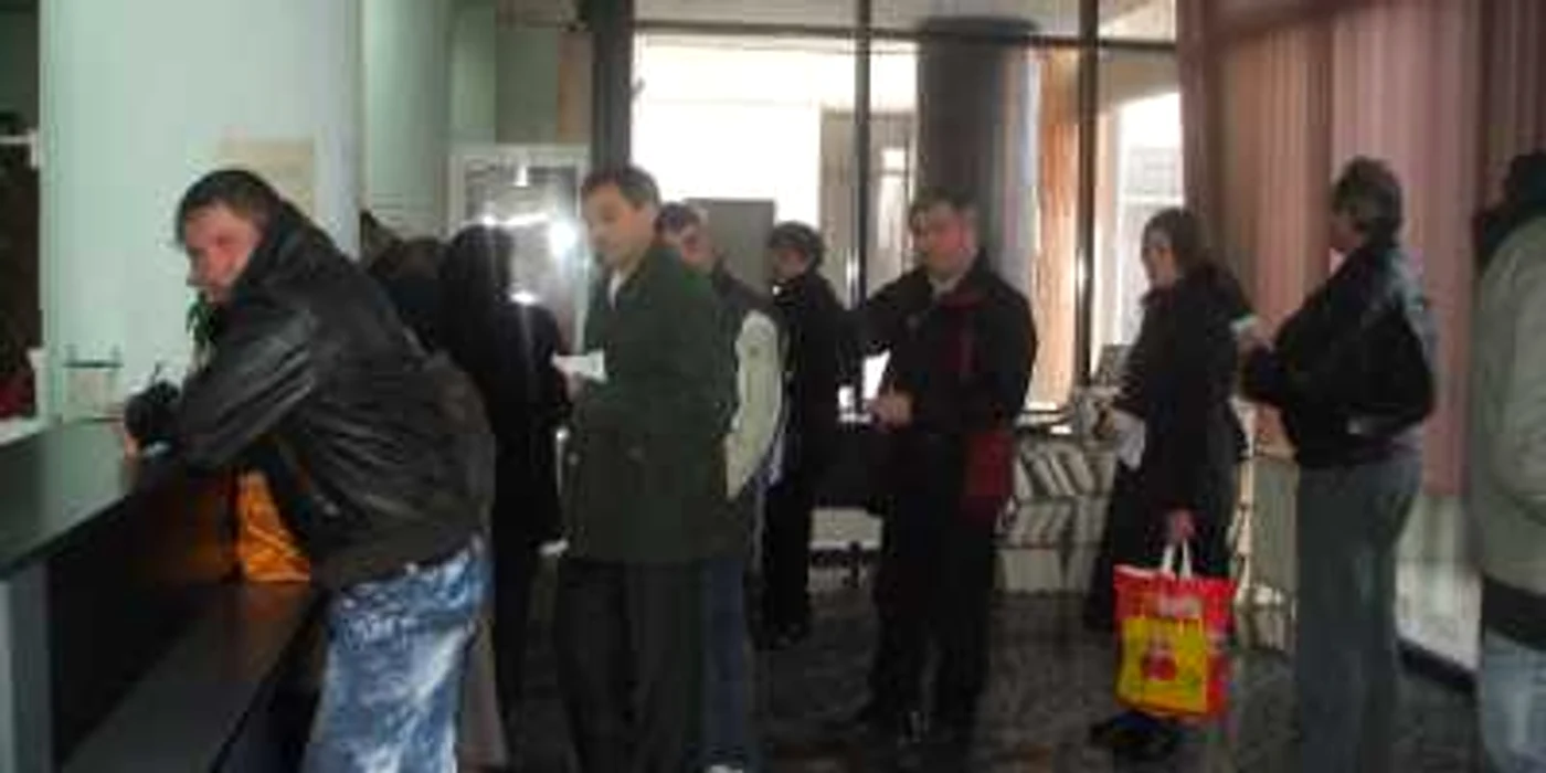 Albaiulienii s-au înghesuit să îşi plătească impozitele şi taxele locale