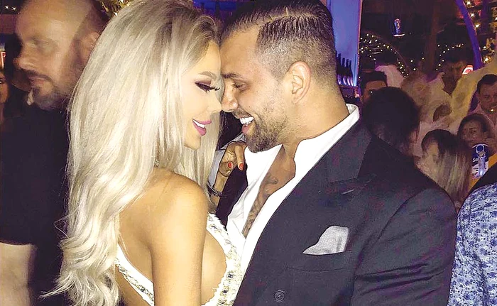 
    Alex o atrage pe Bianca prin inteligenţă şi eleganţă  