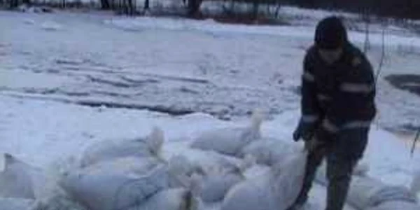 Forţele de ordine s-au luptat cu gerul timp de opt ore până au ridicat digul protector