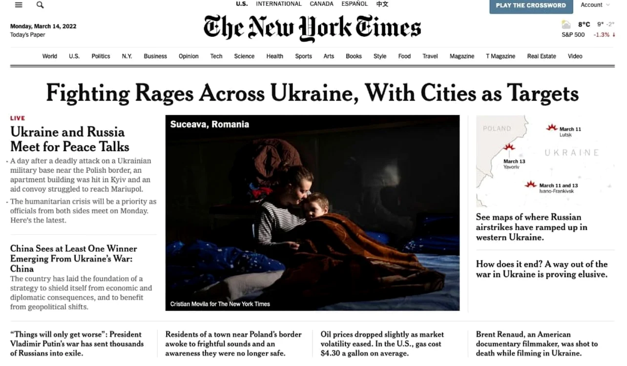 The New York Times a deschis ediţia de luni cu o fotografie realizată la Suceava de către Cristian Movilă FOTO: The New York Times