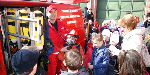 Pompierii gălăţeni, mulţi dintre ei părinţi, şi-au primit cu încântare micii vizitatori
