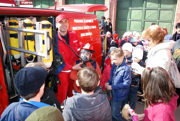 Pompierii gălăţeni, mulţi dintre ei părinţi, şi-au primit cu încântare micii vizitatori