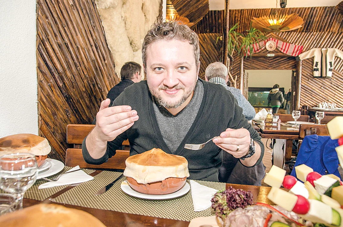 
    Ioana, soţia lui Florin, îl răsfaţă cu tot felul de dulciuri delicioase, fără prea mult zahăr  