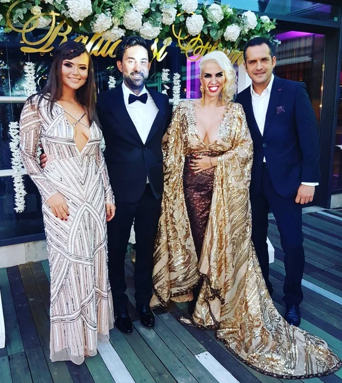 
    Raluca Bădulescu şi soţul ei, Florin, la petrecerea de nuntă  foto: arhiva personală  