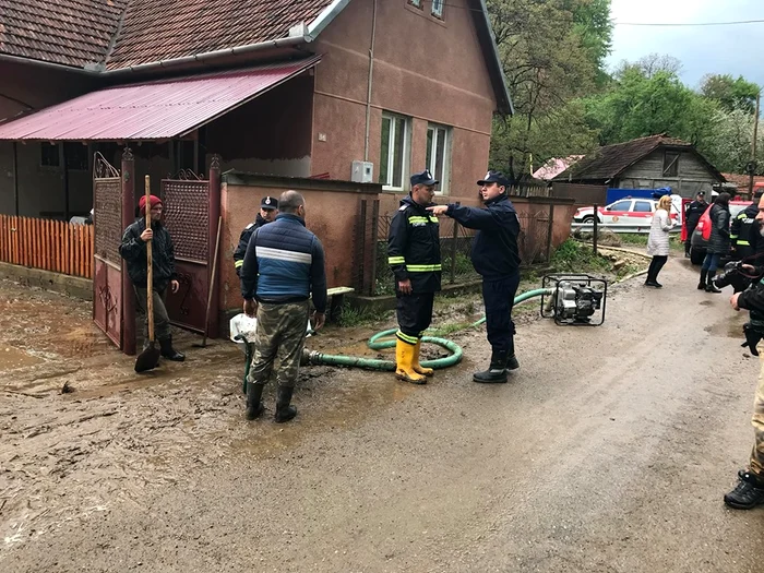 Pompierii militari din Caraș-Severin au intervenit în localităţile Prisaca, Oţelu Roşu, Caransebeş, Obreja, Moldova Nouă, Glimboca şi Moceriş