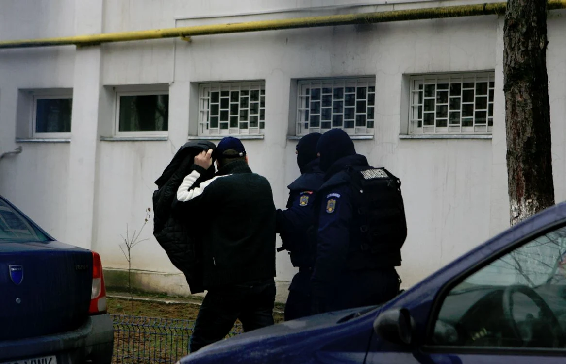 
    Suspecții au fost ridicați de acasă în vederea audierii (Foto: Arhivă Click!)  