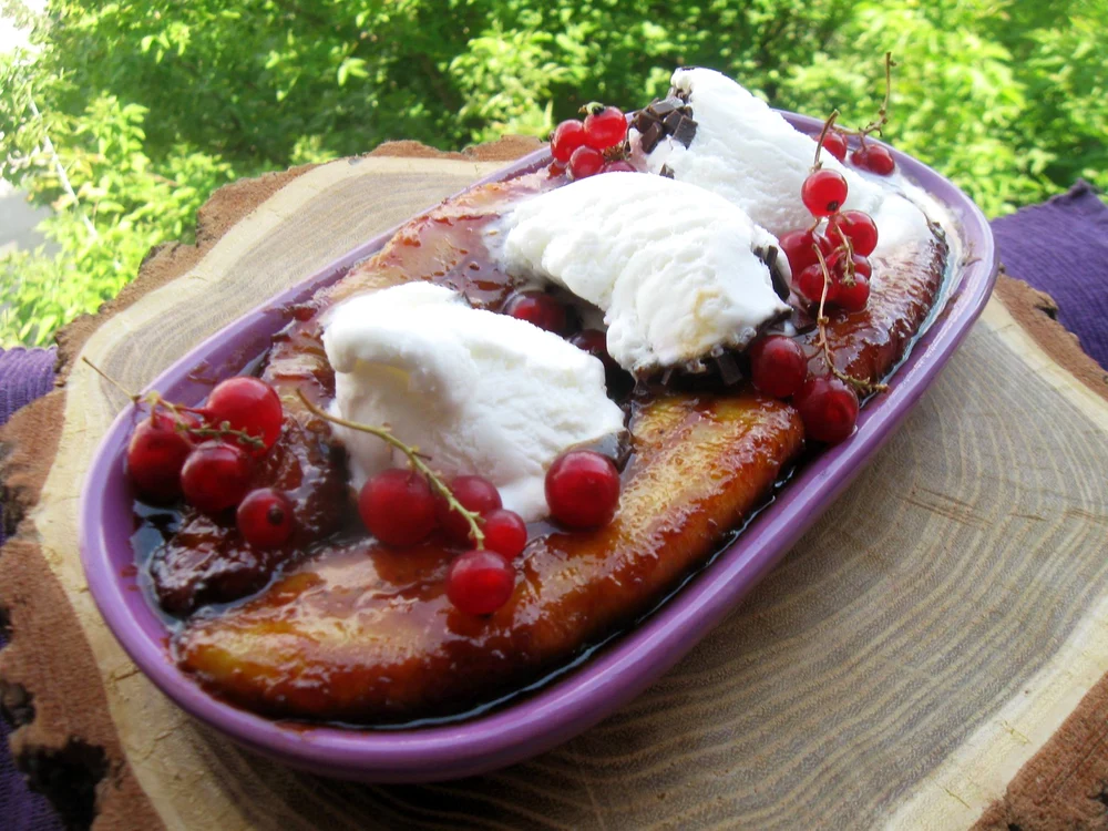 Banane caramelizate cu îngheţată de vanilie