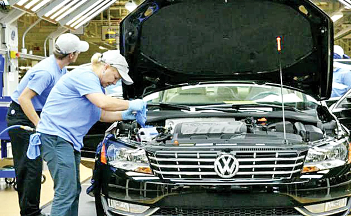 Muncitori de la fabrica Volkswagen