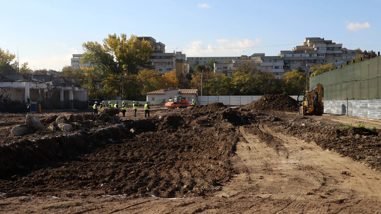 Teren pe care este săpată o groapă necesară fundației unui mall