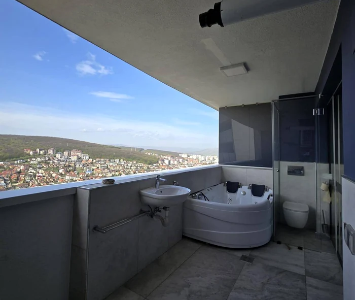 Apartament cu toaleta pe balcon FOTO: FB
