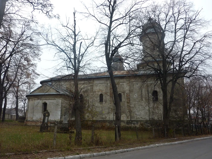 Frumoasa biserica armeneasca din Botosani si-a pierdut din stralucirea de odonioara, dupa prabusirea tencuielii si a ornamentelor exterioare FOTO Cosmin Zamfirache