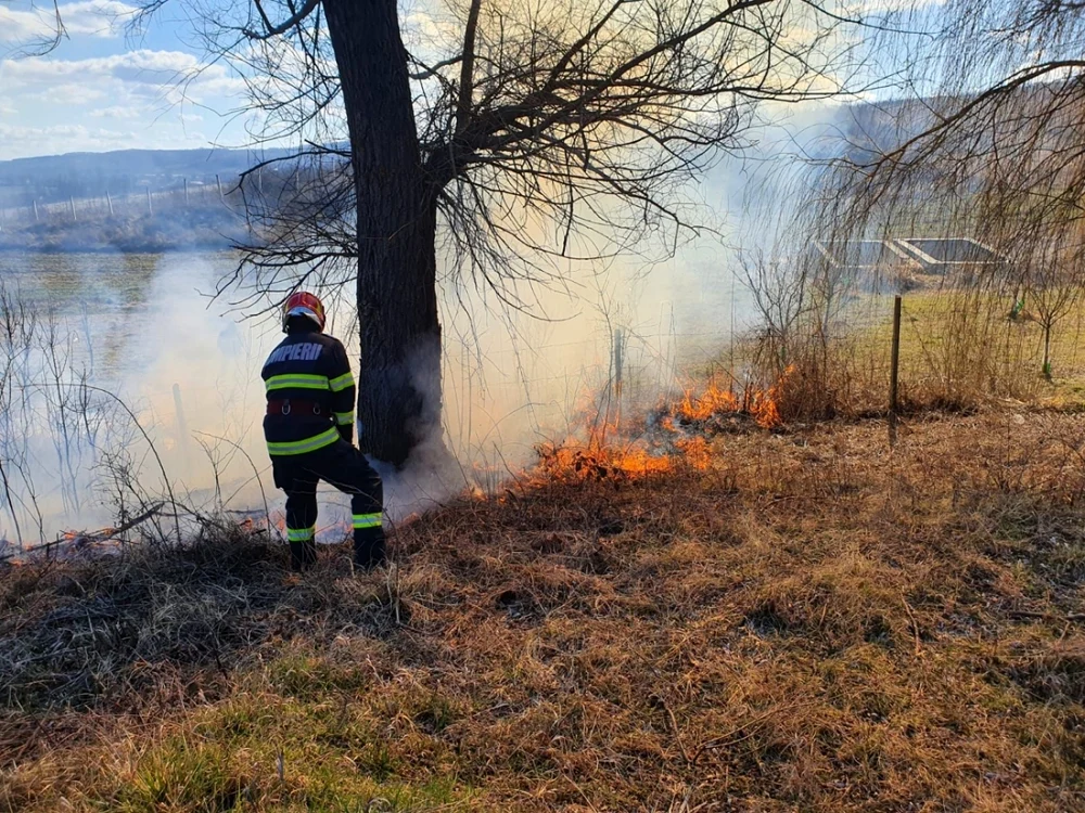 Pompierii gorjeni fac faţă greu la numeroasele incendii de vegetaţie Foto: ISU Gorj