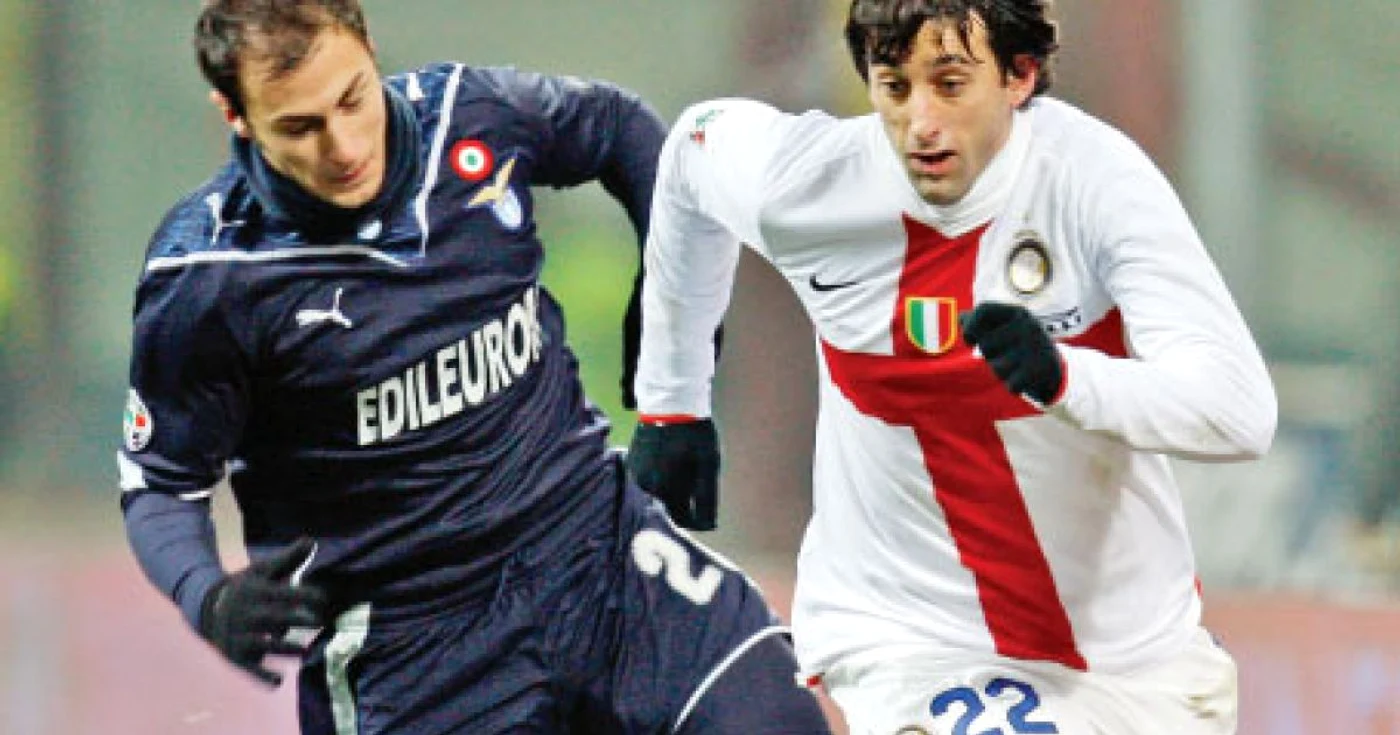 Ştefan Radu (stânga) l-a anihilat pe argentinianul Diego Milito în meciul cu Inter