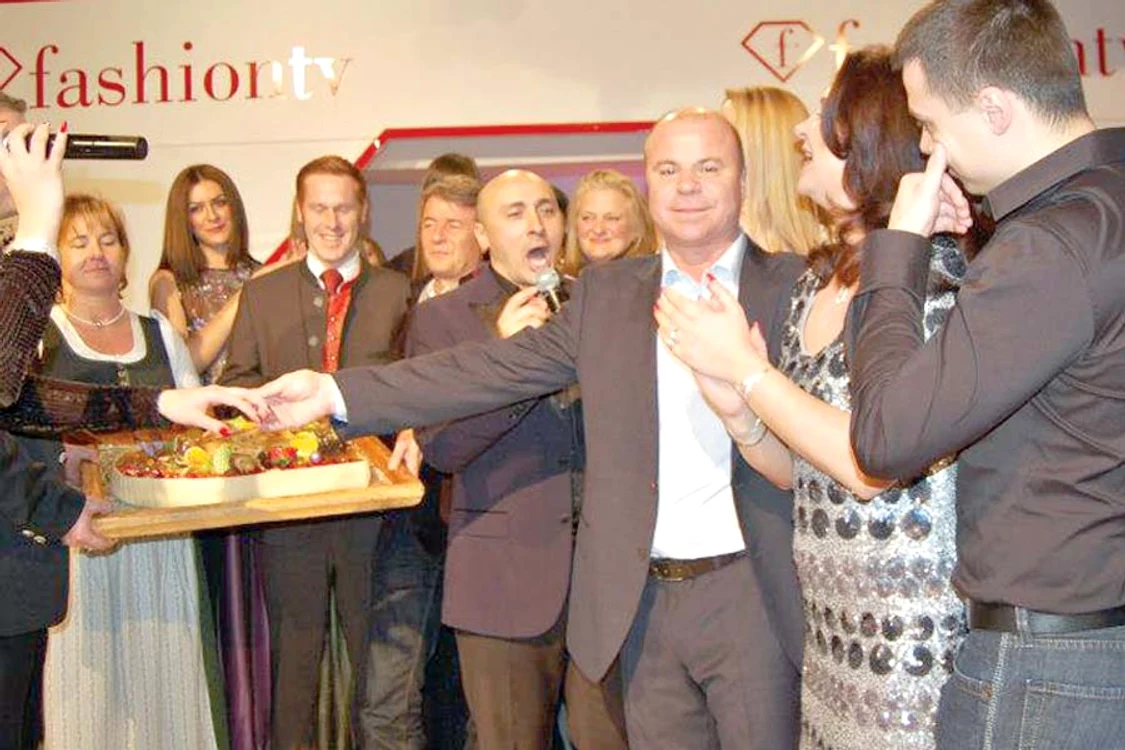 Roxana Nemeş a cântat câteva melodii suave  pentru afaceristul Nicu Gheară (FOTOGRAFII: ARHIVA PERSONALĂ)
