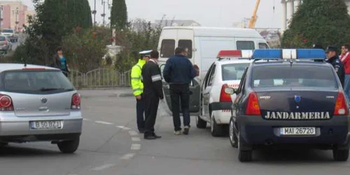 Politisti si jandarmi din cinci judete au scotocit toata Valcea