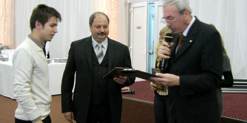 Mihai Cîrjă (stânga) este olimpic internaţional la limba română