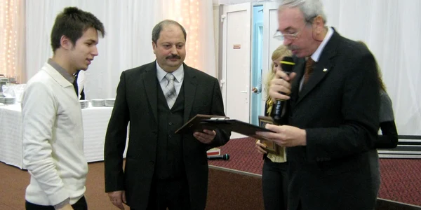 Mihai Cîrjă (stânga) este olimpic internaţional la limba română