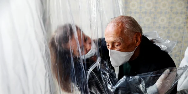 Perdeaua de îmbrăţişare alternativă la distanţarea socială în Sao Paulo Brazilia FOTO EPA-EFE / Sebastiao Moreira