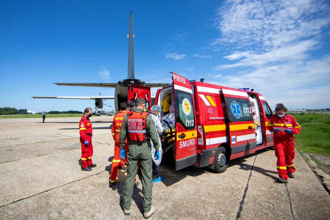 Cei doi muncitori de la Petromidia care au suferit arsuri grave tranferaţi în străinătate. FOTO MAPN