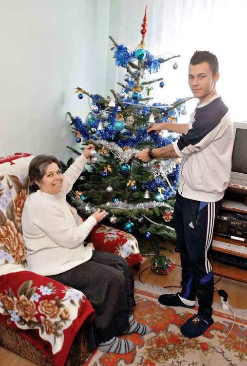 Alexandra  a împodobit  bradul cu mama ei,  Cristina Biţică (Fotografii: Sever Gheorghe)