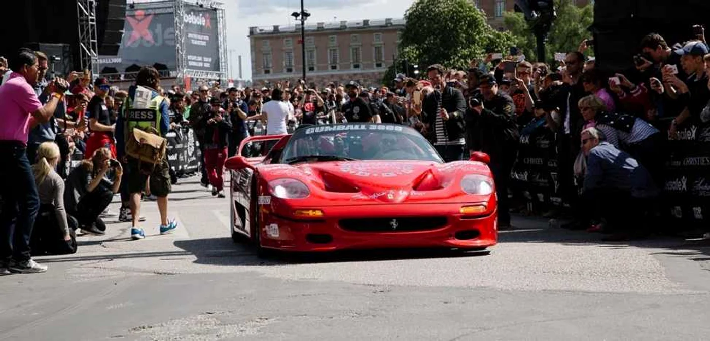 Ferrari F50, una dintre cele mai scumpe maşini din lume, este o prezenţă obişnuit la Gumball 3000 FOTO Paul Browse Photography