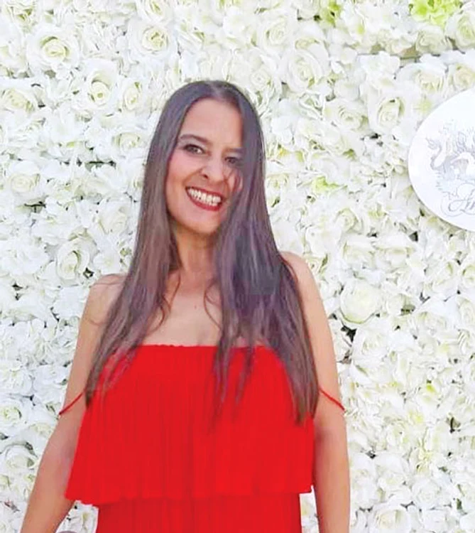 
    Nouria  îi învață  pe copii  să devină  actori  