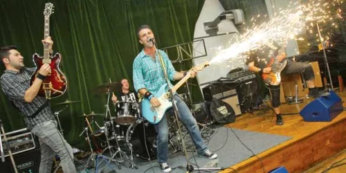 Trupa Vunk a ridicat sala în picioare