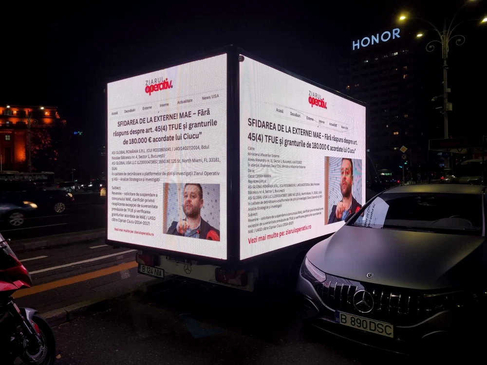 Mai multe camionete cu panouri publicitare afișează informații false despre Ciucu/FOTO: Facebook