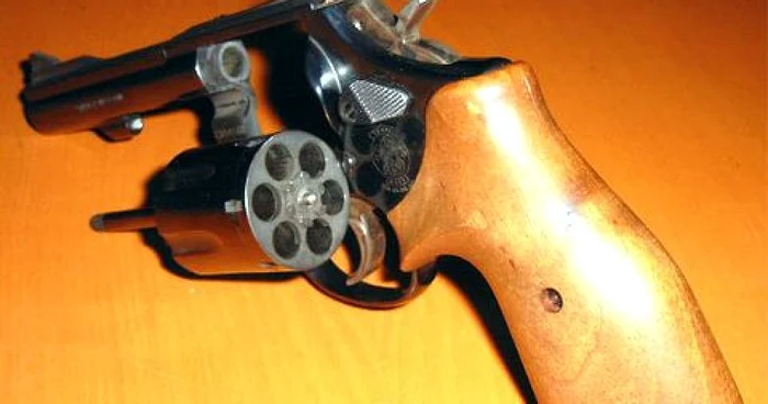 Hunedoara: Un hunedorean a găsit un pistol ascuns în zidul demolat