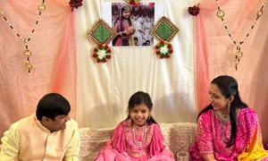 Devanshi, alături de părinții ei, care sunt adepți ai Jainismului jpg