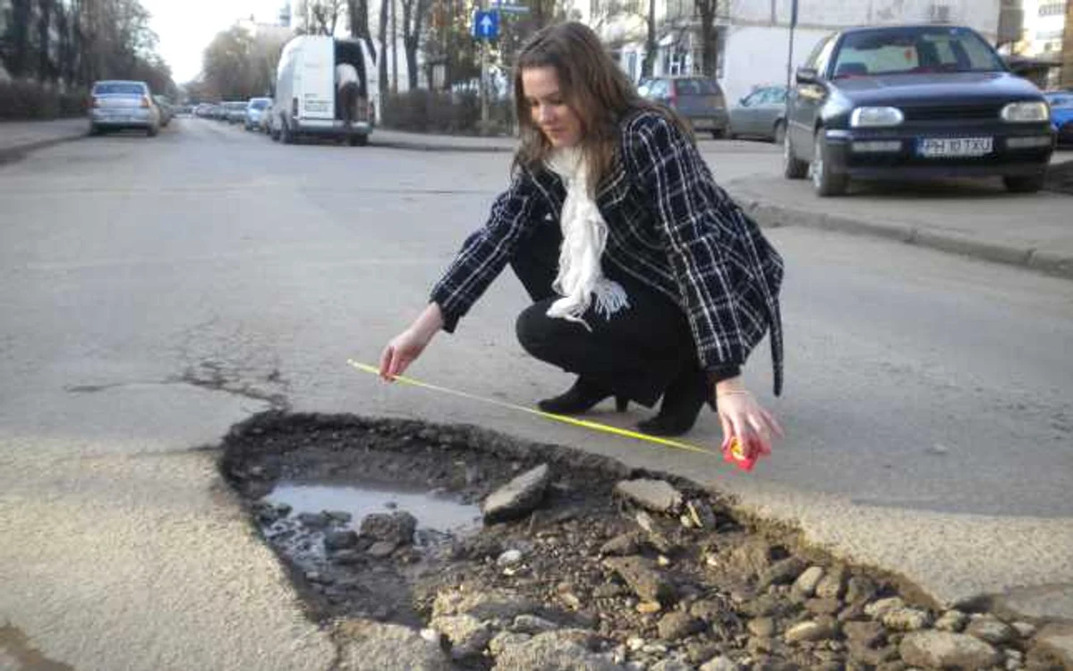Groapa este adâncă de aproape 20 de centimetri