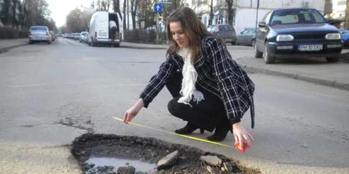 Groapa este adâncă de aproape 20 de centimetri