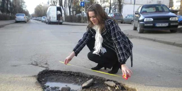 Groapa este adâncă de aproape 20 de centimetri