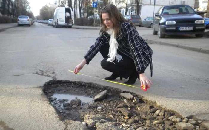 Groapa este adâncă de aproape 20 de centimetri