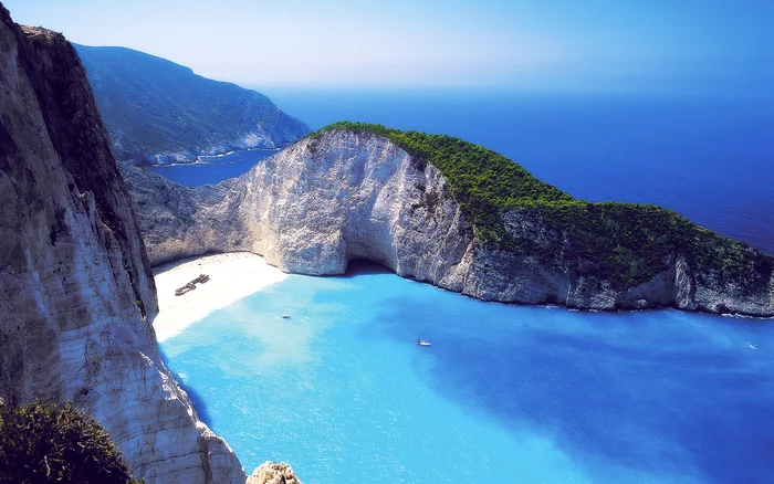 
    Cele mai frumoase staţiuni din Grecia - Shipwreck (Zakynthos), un tărâm de visFoto:turistcenter.ro  