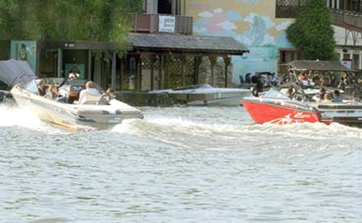 
    La fiecare sfârşit de săptămână  bărcile de zeci de mii de euro  invadează Lacul SnagovFoto: Blitz  