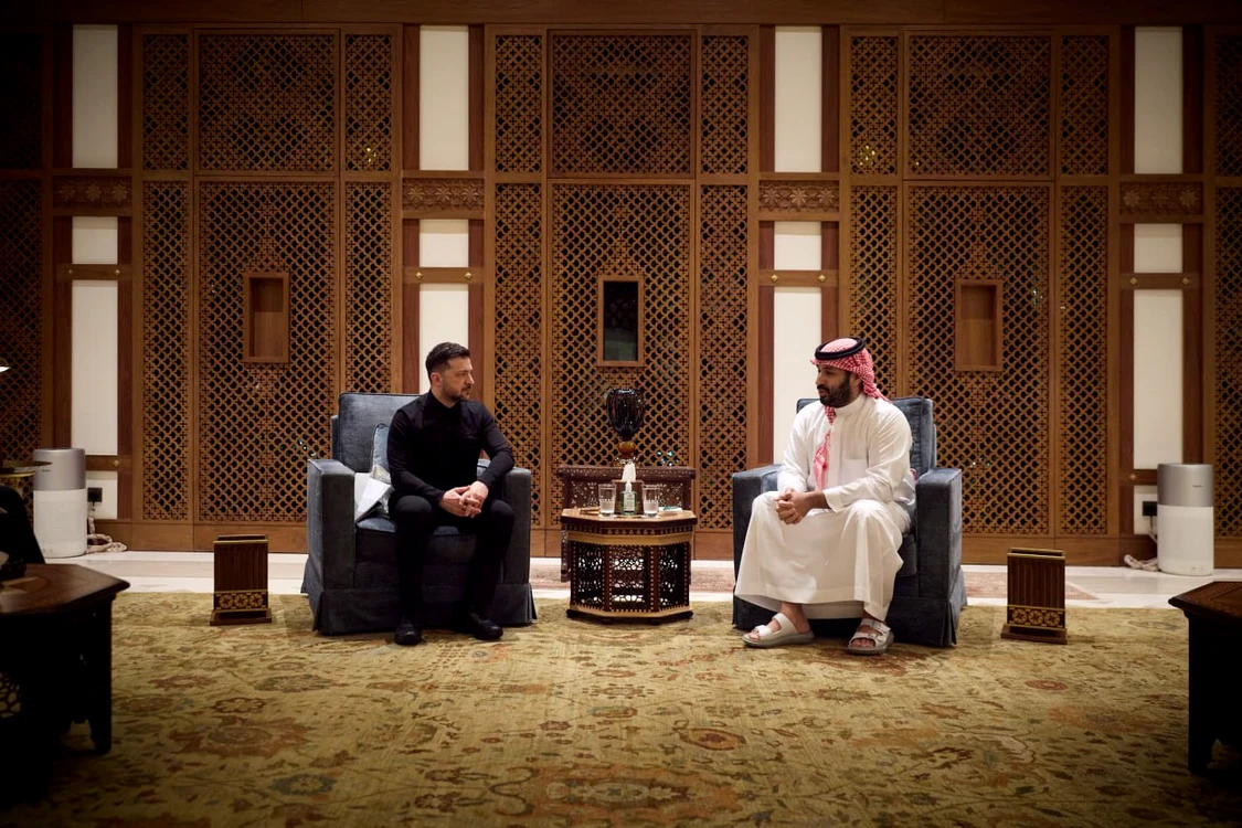 Zelenski a semnat înțelegerea alături de oficiali saudiți de rang înalt FOTO X / NEXTA