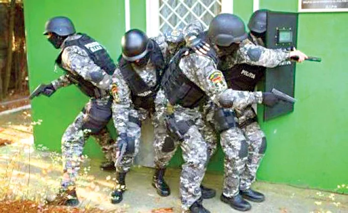 Şase poliţişti din cadrul Serviciului de Intervenţie Rapidă au fost filmaţi în timp ce-şi făceau de cap cu două fete