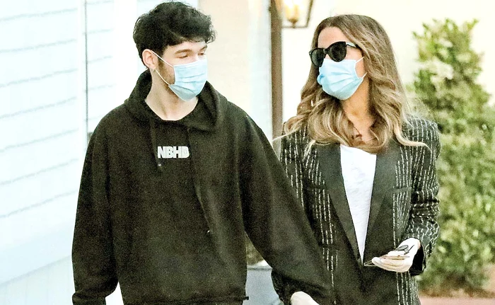 
    Kate Beckinsale,  mascată şi  drăgăstoasă cu  Goody Grace  