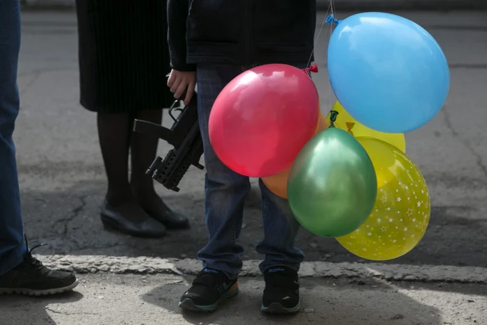 Copiii din Slaviansk au sărbătorit 1 Mai cu baloanele într-o mână şi cu arme de jucărie în cealaltă. FOTOGRAFII Reuters