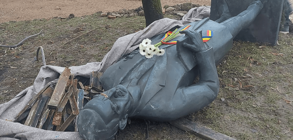Statuia lui Iuliu Maniu din Cluj, doborâtă la pământ. Explicațiile primarului