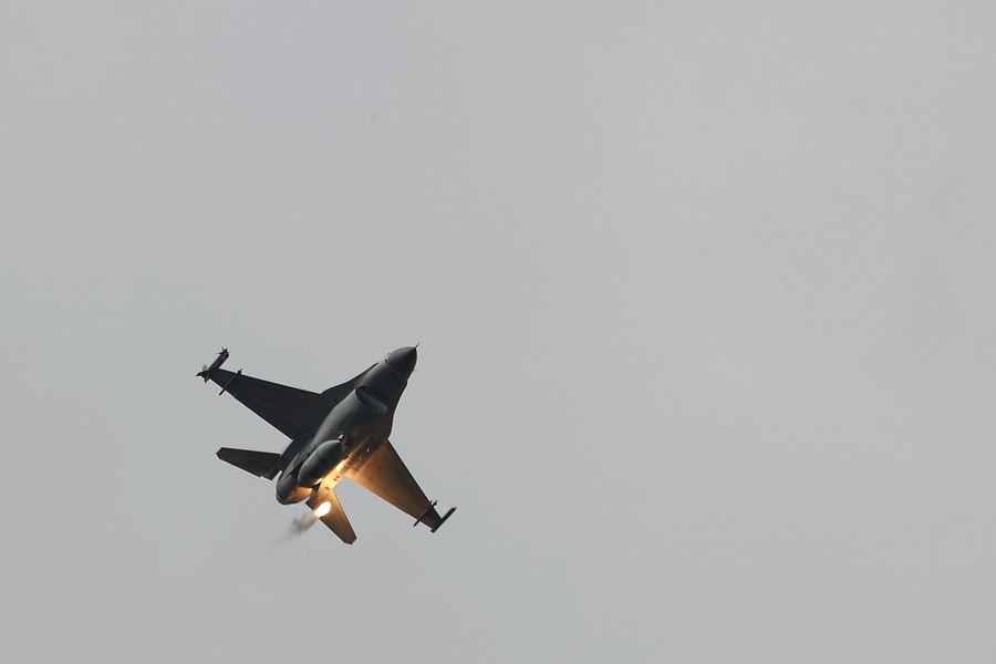 Norvegia trimite două avioane F-16 în Danemarca pentru antrenarea piloților ucraineni
