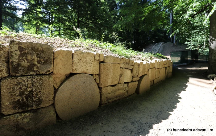 Zidurile fortificației antice din Sarmizegetusa Regia. Foto: Daniel Guță